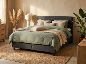 Complete boxspring met antraciet frame en saliegroen dekbed in stijlvolle slaapkamer met natuurlijke belichting