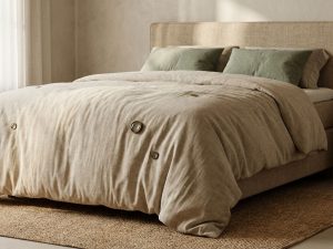 Boxspring bed met beige gestoffeerd hoofdbord en dekbed, microscoop elementen tonen huisstofmijten, warme belichting