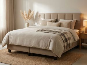 Complete boxspring bed met beige hoofdbord in stijlvolle slaapkamer met natuurlijke decoratie en warme verlichting