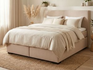 Complete boxspring bed met beige gestoffeerd frame en hypoallergeen dekbed in natuurlijke slaapkamer met bamboe kussens