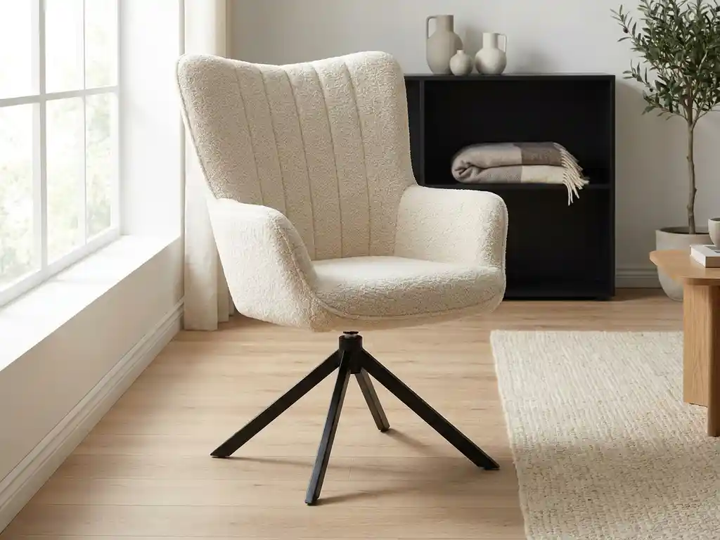 Crème bouclé draaistoel met hoge rugleuning, armleuningen en zwart metalen spiderpoot in een Scandinavische woonkamer.